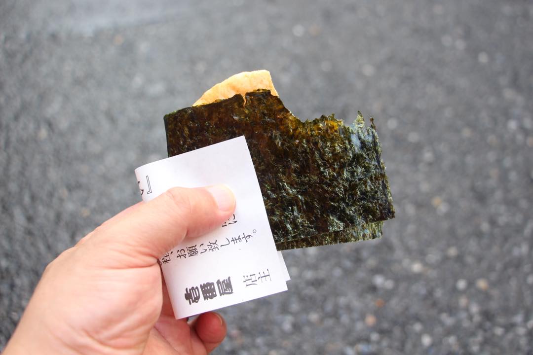 海苔せんべいは一枚100円だが、香りも歯ごたえも味も全て良く、満足感がある