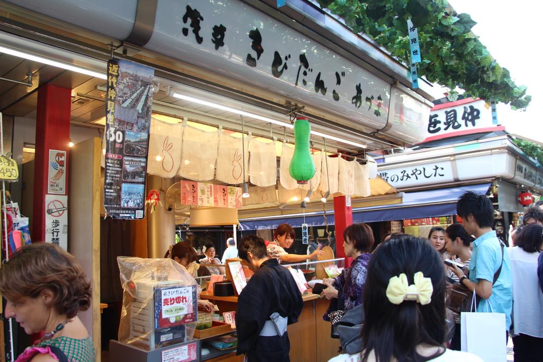 東京下町の浅草寺仲見世通りにある、きびだんご「あづま」