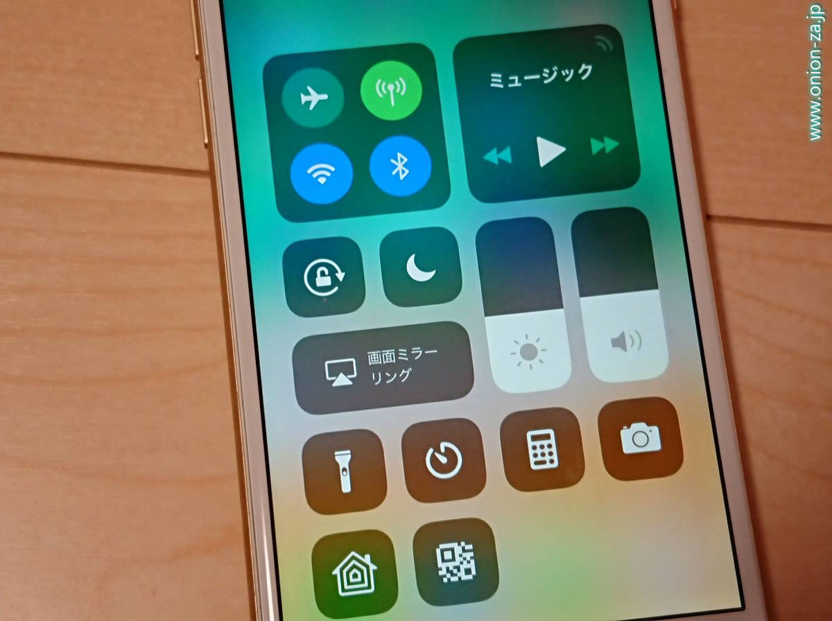 iPhoneのコントロールセンターは、画面の下から指をシュッっとすると表示できる
