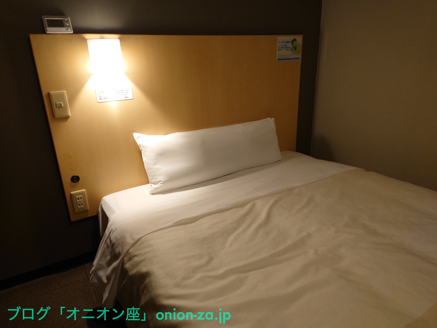実際に宿泊したスーパーホテルのベッド。ベッドが広いので枕の大きさがピンとこなかった