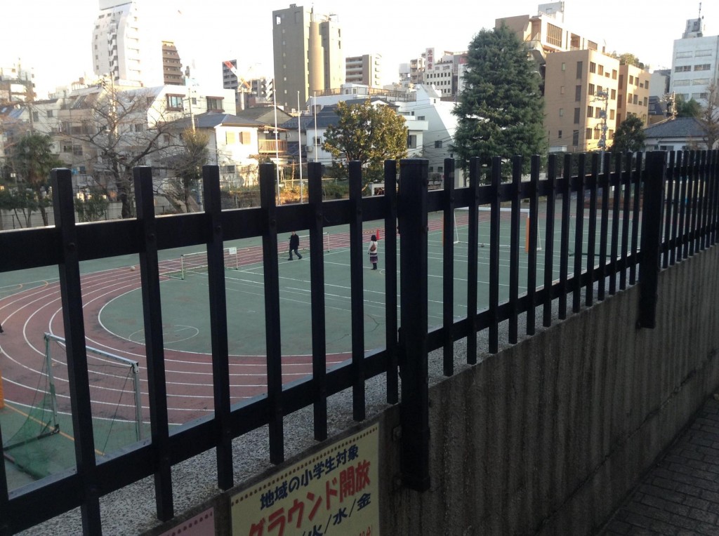 東京おもちゃ美術館の校庭