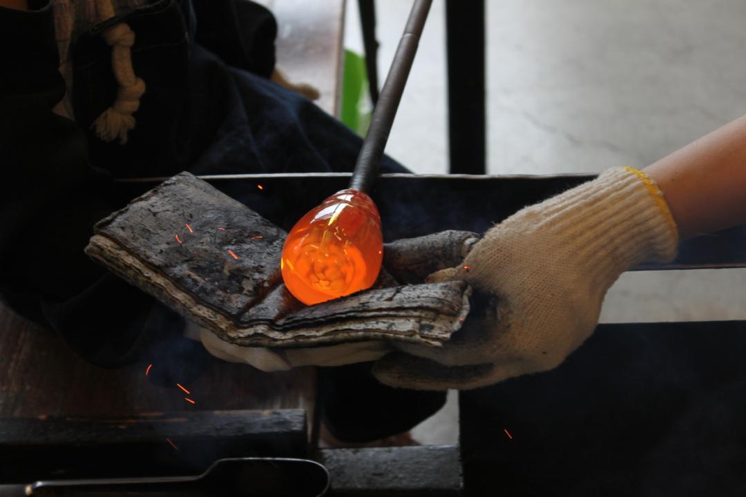 箱根クラフトハウスの吹きガラス体験、成形する