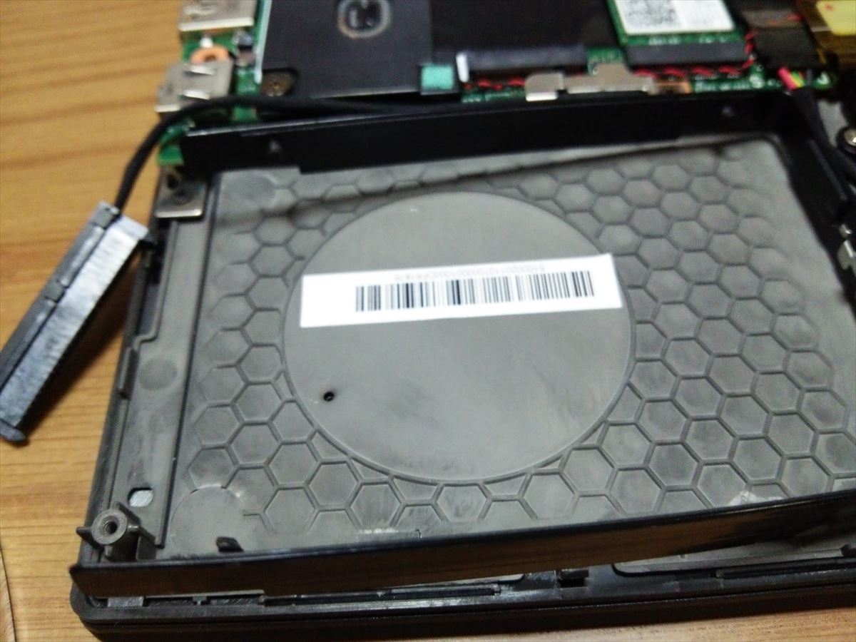 LENOVO ThinkPad X240のSSDは完全固定されていない