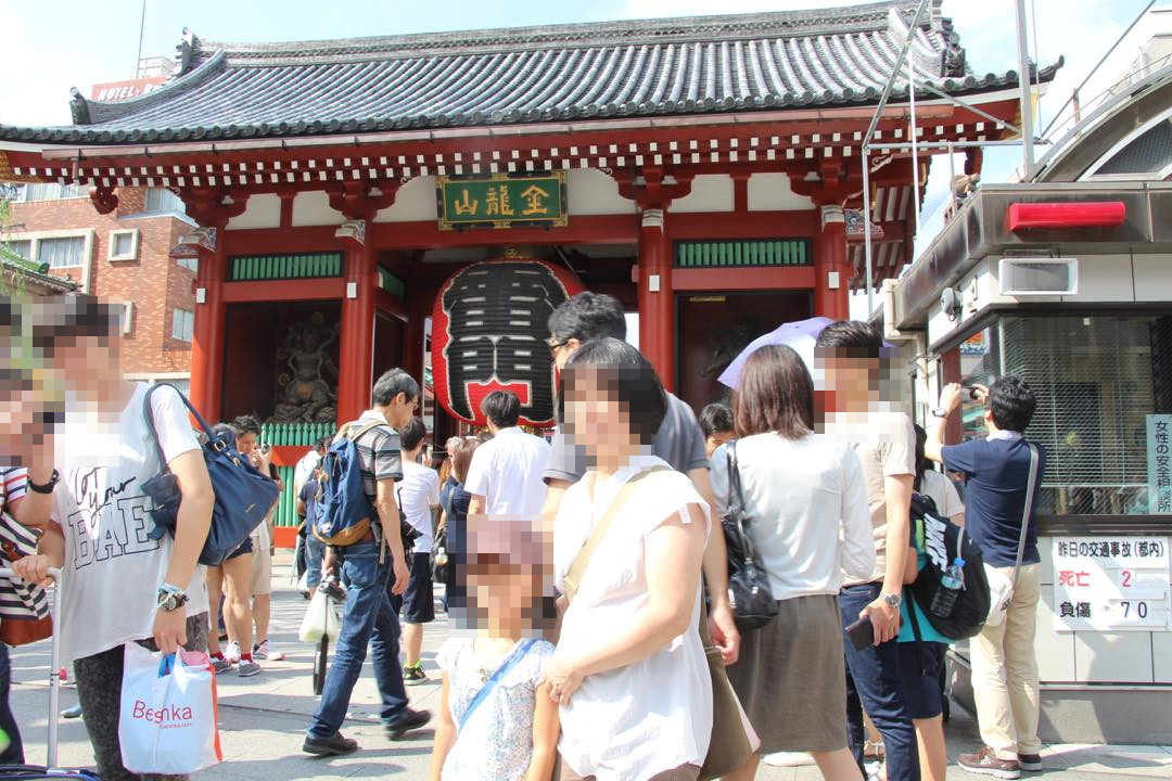 東京下町の浅草寺の雷門で記念撮影