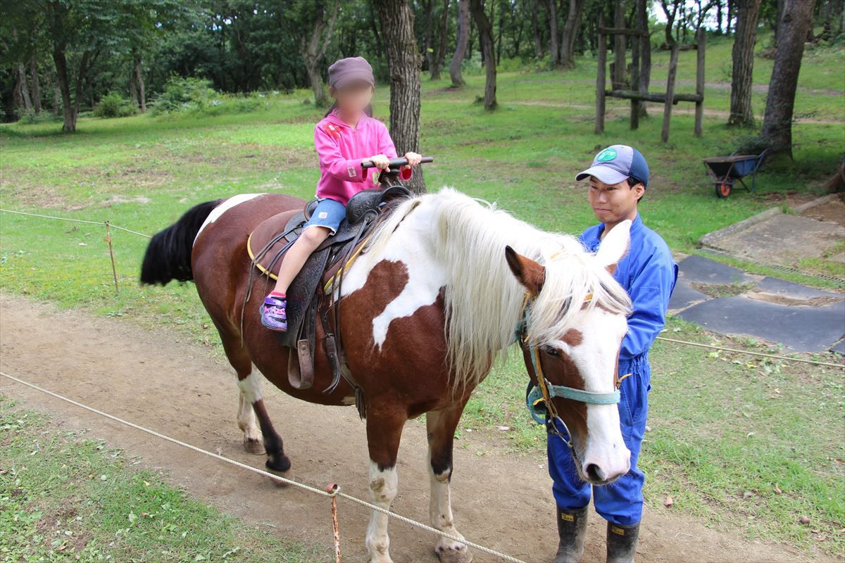 福島県の磐梯南ヶ丘牧場で馬と記念撮影