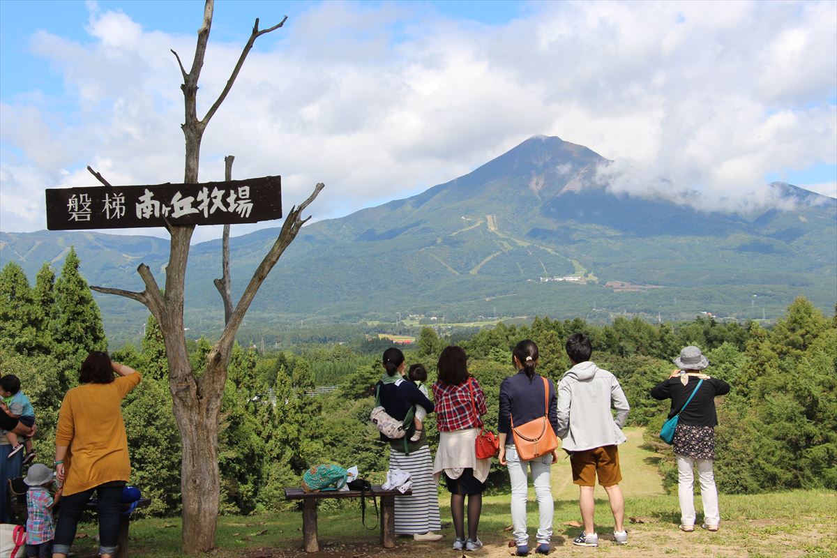 福島県の磐梯南ヶ丘牧場から磐梯山の眺め