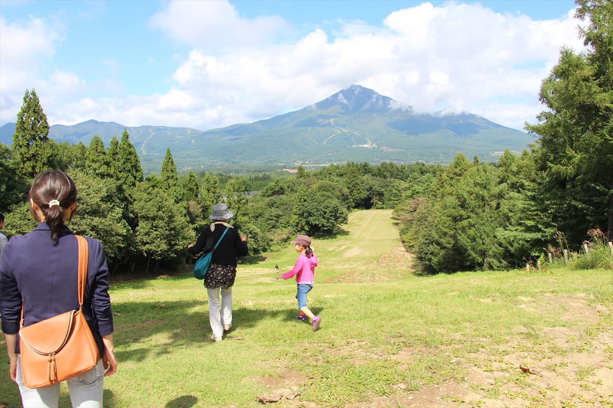 福島県の磐梯南ヶ丘牧場の広場