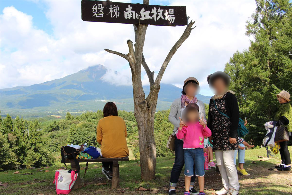 福島県の磐梯南ヶ丘牧場で記念撮影