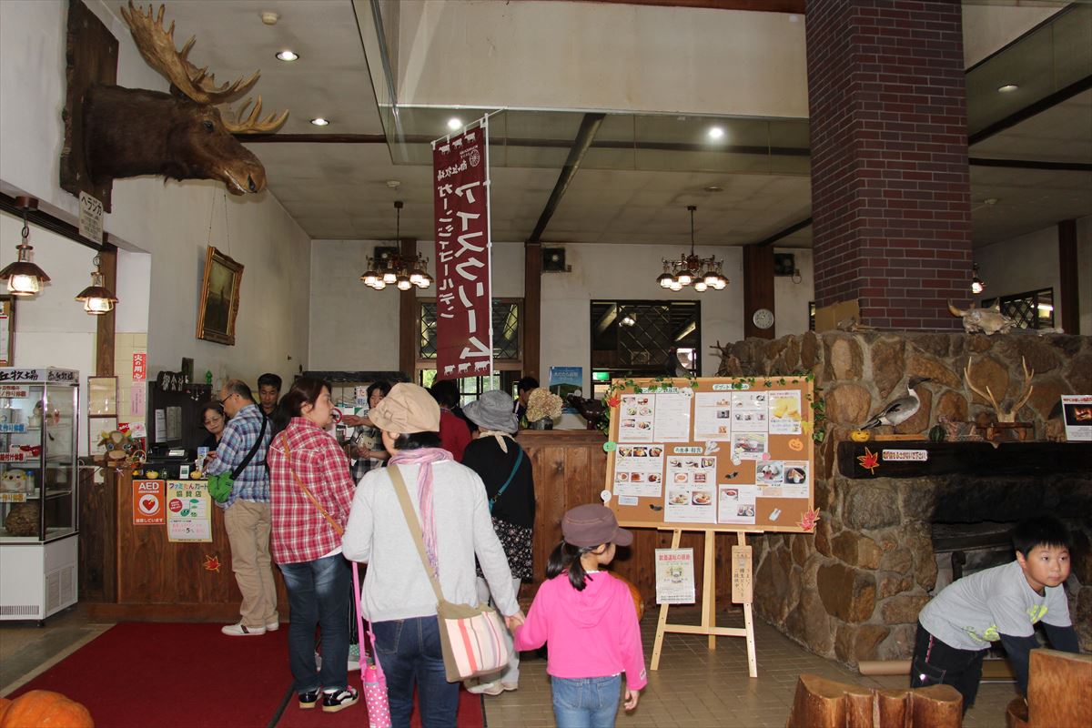 福島県の磐梯南ヶ丘牧場のレストラン店内