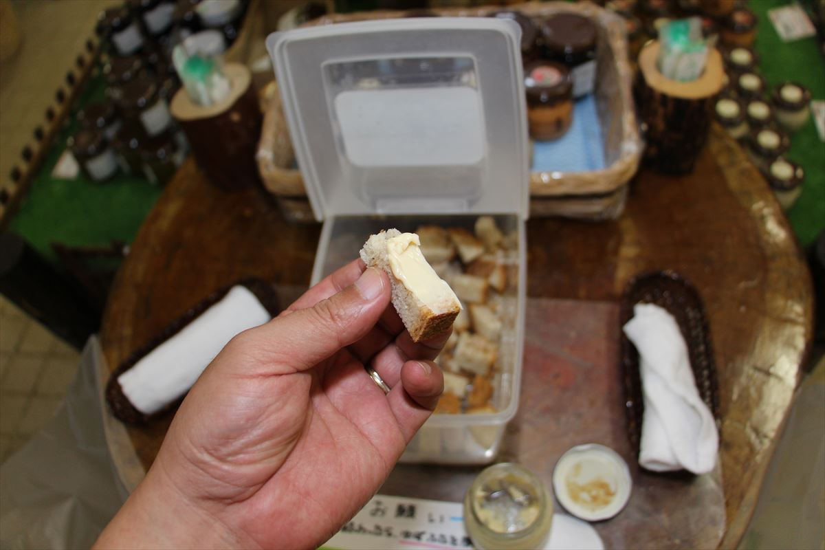 福島県の磐梯南ヶ丘牧場の特製パン試食コーナー