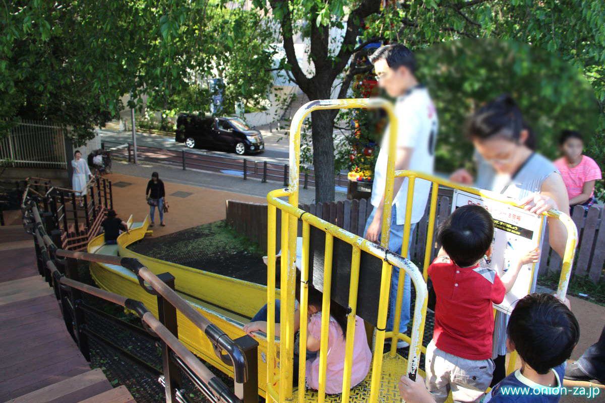 六本木さくら坂公園の大型滑り台