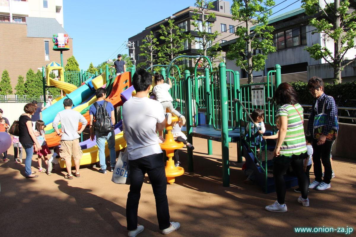 六本木さくら坂公園の滑り台