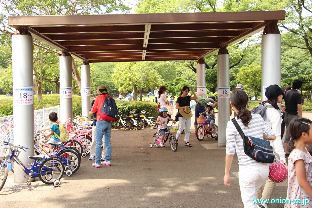 小金井公園サイクリングセンターの補助輪付き自転車