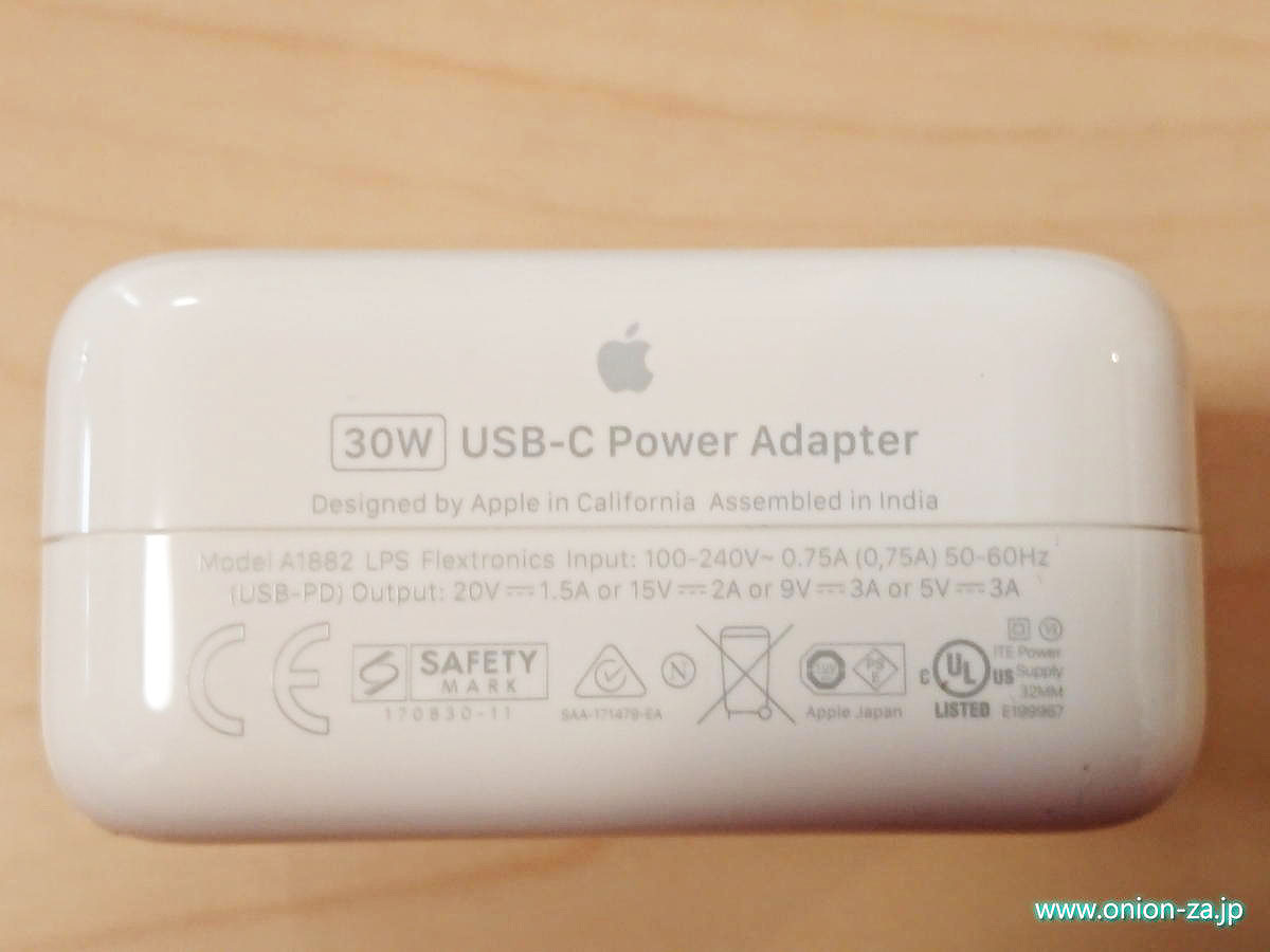 PowerDelivery規格対応の純正USB充電器。コンパクトで質感も良い。