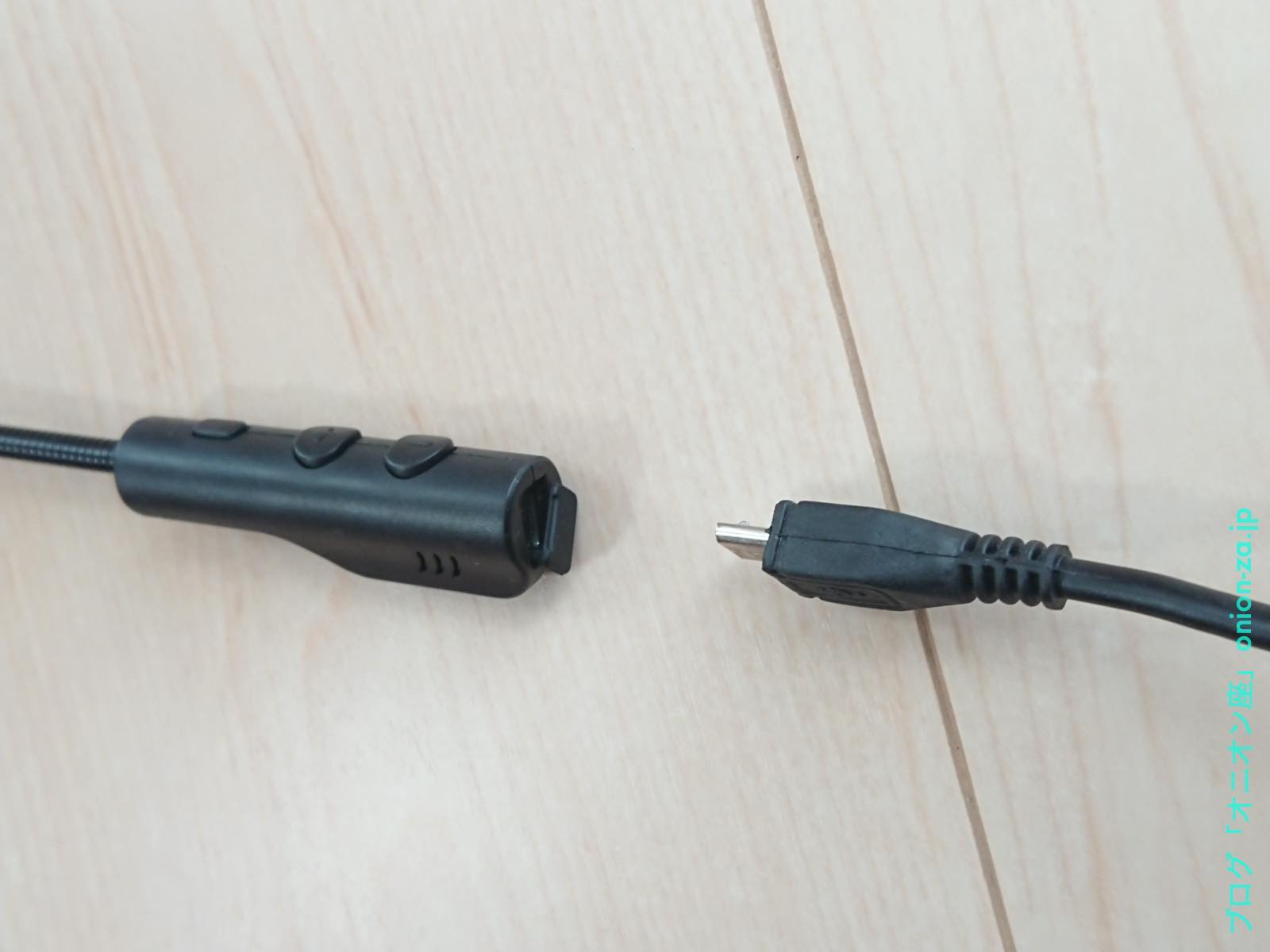 無線ヘッドセットの充電はMicro USBケーブルで行う
