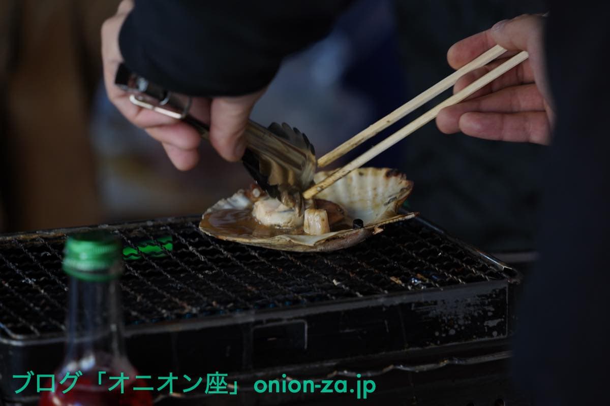 買った魚介類や干物を店頭で自分で焼いて食べることができる店もありました