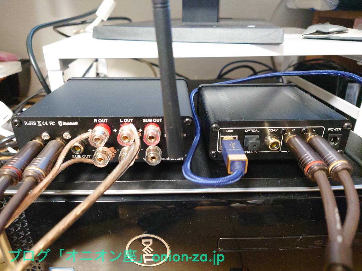 DAC内蔵ヘッドホンアンプとパワーアンプの配線の様子。パソコンとはUSBケーブル接続