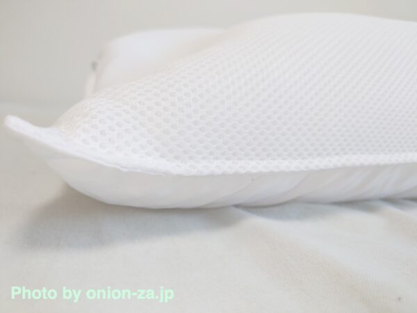 通気性のためか、メッシュ面を上にして使うよう説明書に書かれていた。