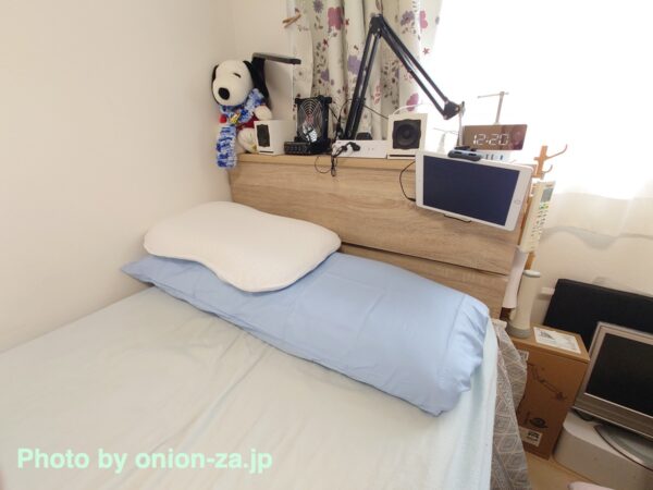ベッドの幅とほぼ同じスーパーホテル枕。周りがごちゃごちゃしてて毎度すみません
