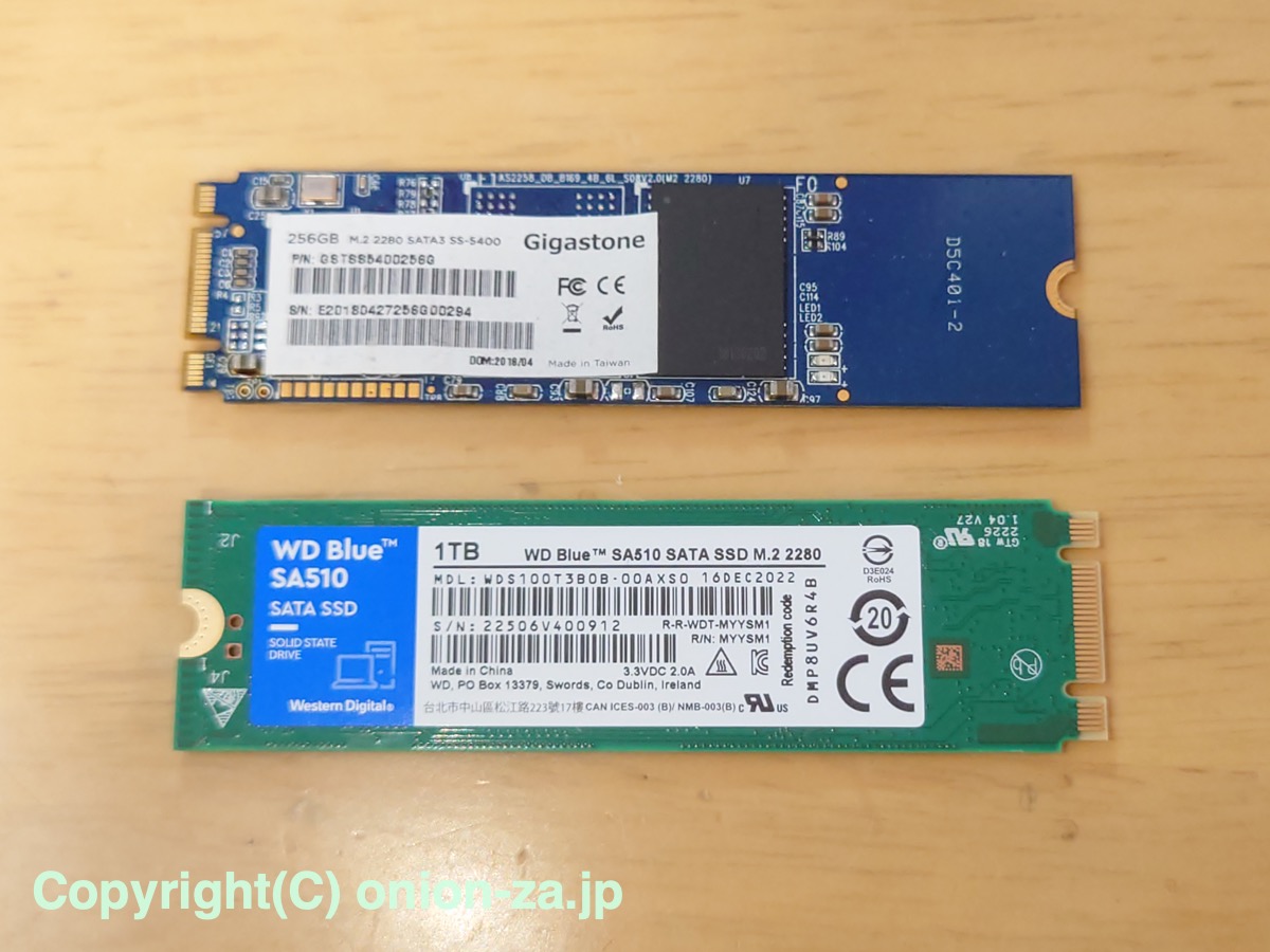 自分では絶対買わないメーカーのSSDが刺さってた。