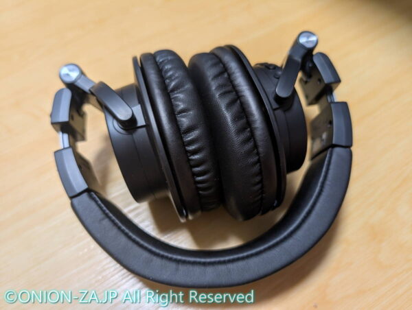 ATH-M50xBT2は、モニターヘッドホンらしく、折りたたむことも可能