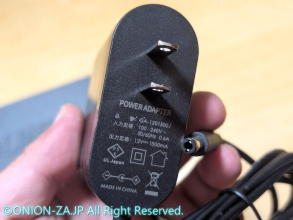 ACアダプターの出力定格は18W。特に省電力機能はないが電気代も気にならない。