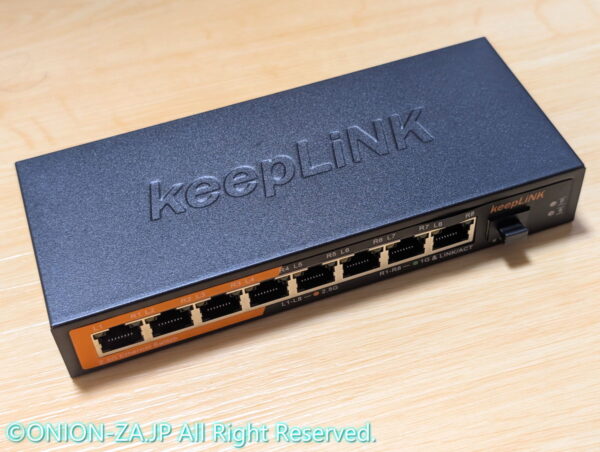 左がオレンジ・右がブラックとなっているが、これは単なるデザインであって、全8ポートとも機能は同じ。