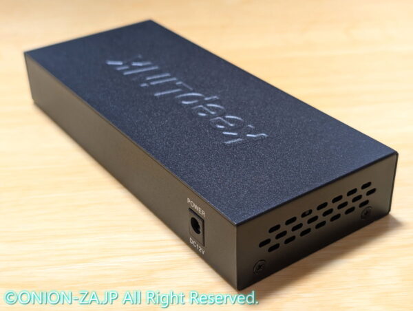 ファンレス全面金属ケースだがエアフローも多少は考えられている。しかし造りがいいな。バリひとつない。