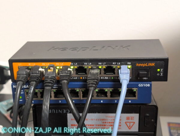 NETGEAR GS108と重ねてみた。SFPの分、少し幅が広い程度で非常にコンパクトサイズ。