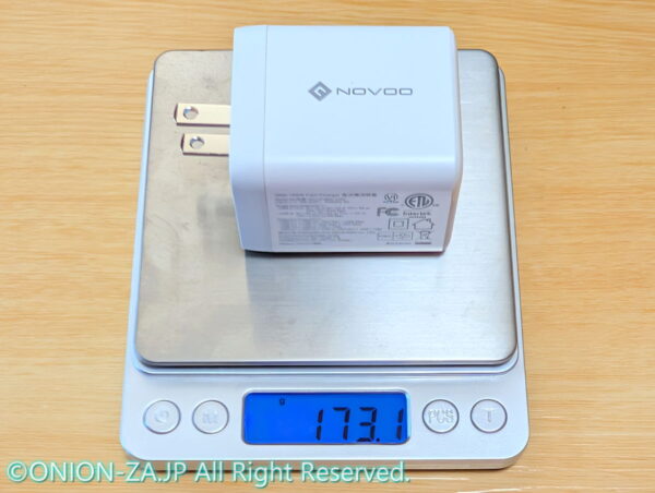 小さい割には特別軽いわけでもないのは、他社の超小型充電器と同様。