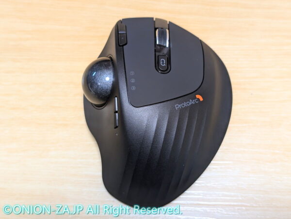 スクロールホイールの手前のボタンでPCを3台切り替えられるのが便利。