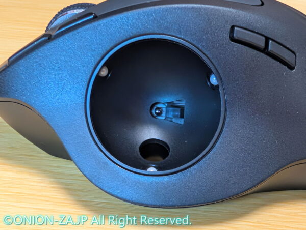 ロジクール社製と同様に、使っているうちに手垢が詰まるので、たまにボールを外して清掃するといい。