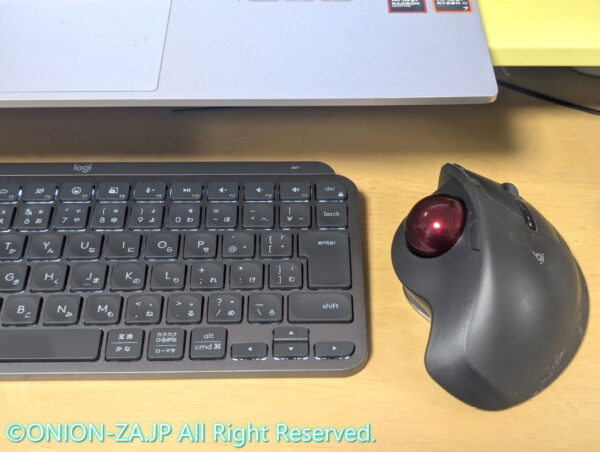 MX Keys MiniとMX ERGOを机に並べて使っている写真